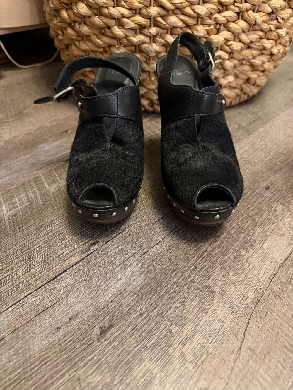 ✨ STUNNING UGG Nicco Studded Platform Heels – Size 7.5 ✨ RARE